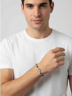 çapa motifli siyah taşlı çelik erkek bileklik modelinin bilekte duruşu