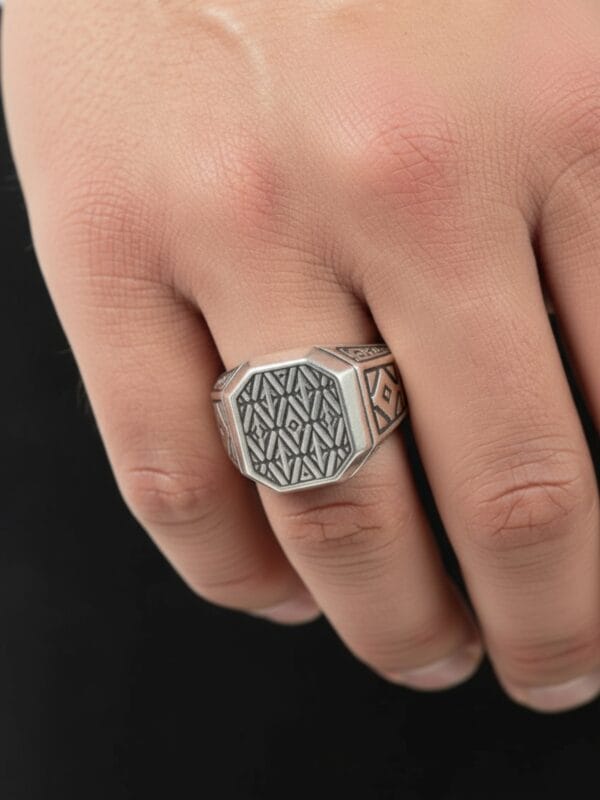 Alternative view of Sade Motifli Erkek Gümüş Yüzük