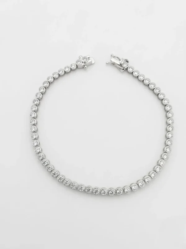 Sıvama tekniği kullanılarak yerleştirilmiş yuvarlak zirkon taşlı gümüş su yolu bileklik