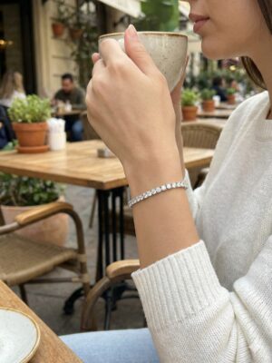 gümüş su yolu bileklik modelinin bilekte duruşunu gösteren görsel