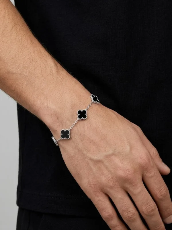 Siyah renkli van cleef yonca bilekliğin siyah t shirtli erkekte duruşu