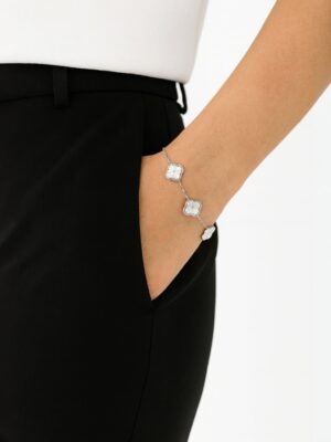 Lazer kesim üç yoncalı yonca bileklik modelimizin kadın bileğinde duruşu