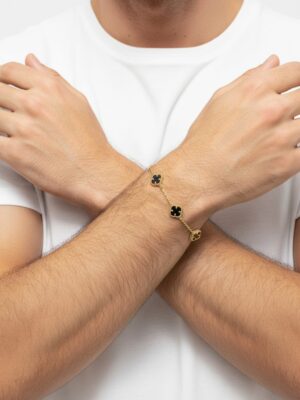 5 motifli küçük siyah yoncalı gold renk erkek bileklik modelimizin erkek bileğinde duruşu