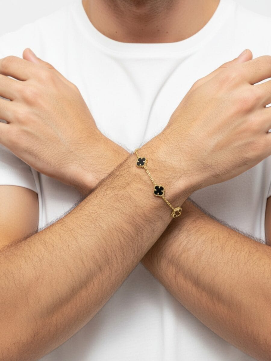 5 motifli küçük siyah yoncalı gold renk erkek bileklik modelimizin erkek bileğinde duruşu