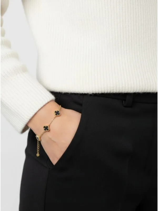 Beş motif altın renk siyah küçük yonca bileklik bilekte görünümü