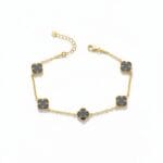 Altın Renk Küçük Siyah Taşlı Yonca Bileklik Beş Motif