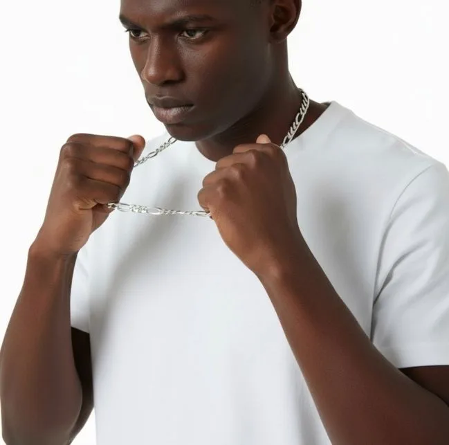 erkek zincir modellerinin anasayfa hero banner görseli