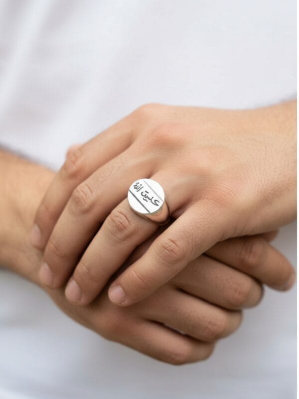 hasbiallah erkek yüzük elde duruşu yakından çekim