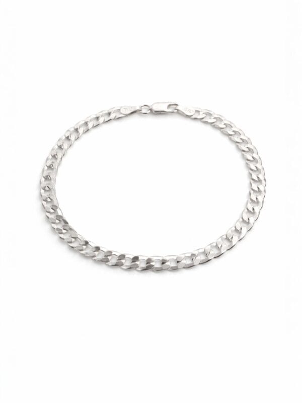 italyan gurmet zincir bileklik modelimiz tamaman 925 ayar gümüşten üreitlmiştir ve parlak yüzeye sahiptir.