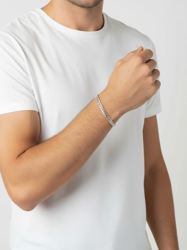 italyan ince gurmet zincir bileklik modeli erkek bileğinde duruşu