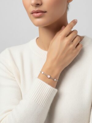 pembe taşlı su yolu bileklik kadın bileğinde duruşunu size gösterdik