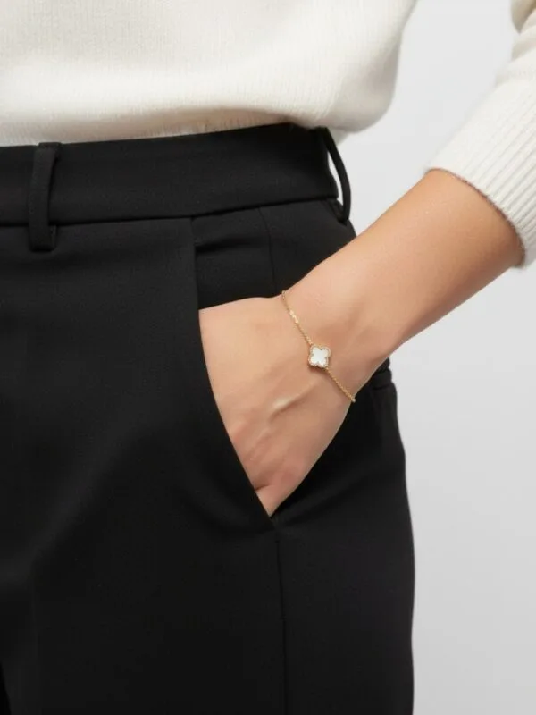 sedef taşlı yonca bileklik bilekte görünümü