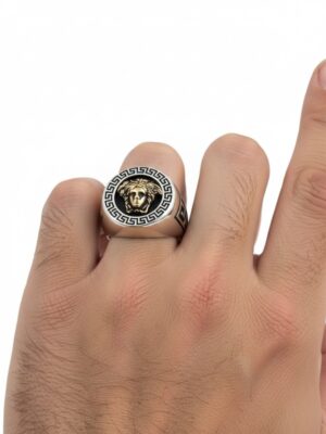 medusa kafalı 925 ayar gümüş erkek yüzük modelinin erkekte duruşu