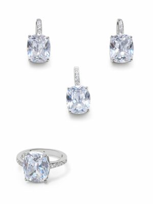 Tamamen 925 ayar gümüşten üretilen bu üçlü sette baget ice cut zirkon taşlar kullanılmıştır, oldukça göz alıcı ve parlak taşlara sahip bir üçlü gümüş takımdır