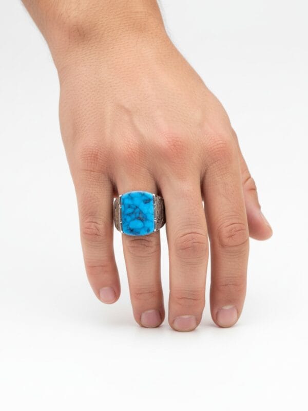 Kare firuze taşlı erkek yüzük modelimizin erkekte elde duruşu