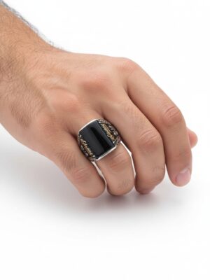 Kemal Atatürk imzalı 925 ayar gümüş erkek yüzük modelimizin erkekte duruşu