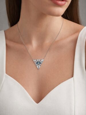 Üzerinde renkli zirkon taşlar ve mavi göz nazar boncuğu işlenmiş üçgen formunda kadın gümüş kolye modelimiz