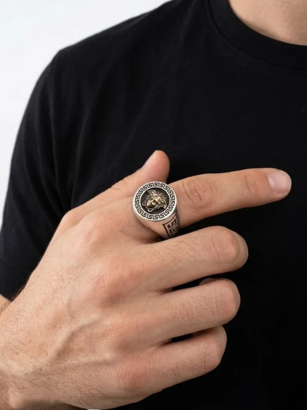 medusa desenli 925 ayar gümüş erkek yüzük erkekte duruşu