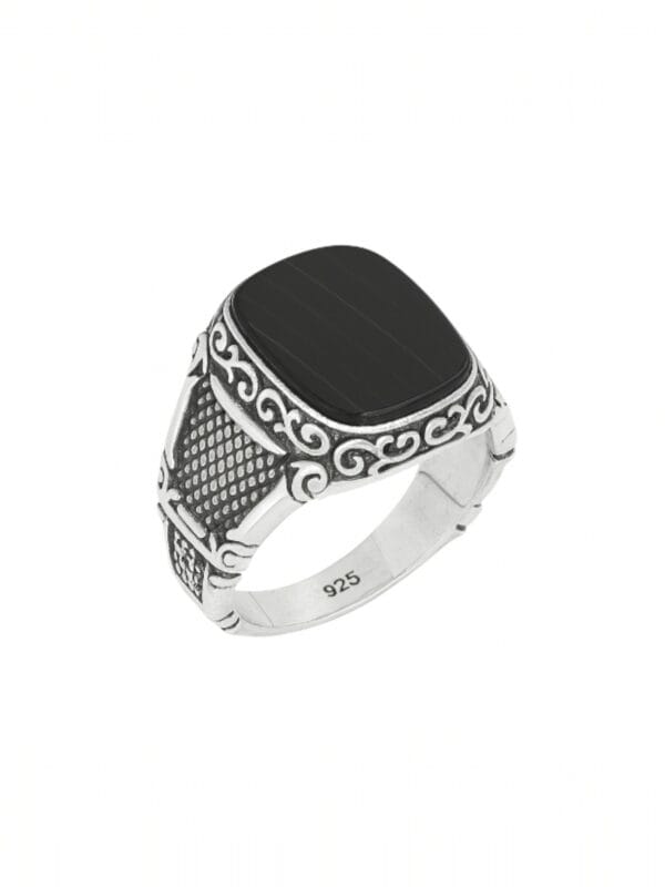 Sade çizgileri olan siyah taşlı erkek yüzük modelimiz