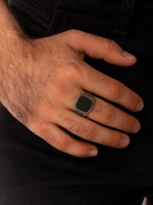 sade siyah taşlı erkek yüzük modelimizin erkekte duruşu