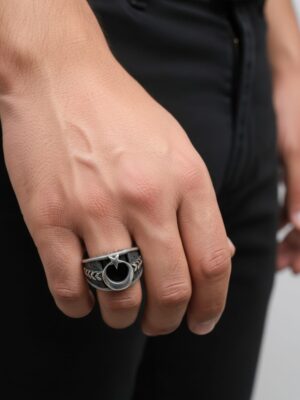 siyah oniks taşlı ayyıldız erkek yüzük modelimizin parmakta duruşu