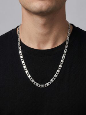 italyan valentino zincirin boyunda duruşu