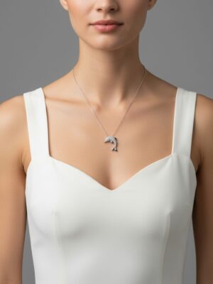 Tamamen 925 ayar gümüşten üretilen yunus balığı kadın kolye modelimiz beyaz zirkon taşlarla süslenmiştir, yunus balığı motifi şans ve bereket getirdiğine inanılmaktadır.