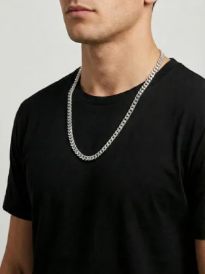 6 mm çift taraflı kullanılabilen gurmet modeli erkek zincir tamamen 925 ayar gümüşten üretilen bu modelin bir tarafı klasik gurmet zincir diğer tarafı ise kalemli işçiliğe sahiptir.