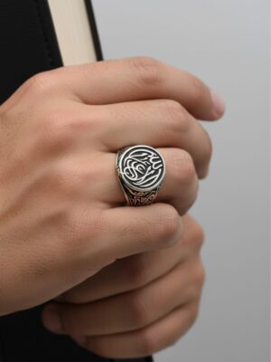 La Galibe İllallah yazılı 925 ayar gümüş erkek yüzük modelinin mankende duruşunu gösteren görsel