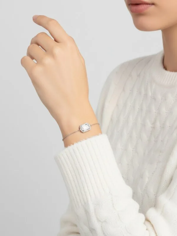 İnce forse zincirli büyük baget bileklik modelimizin mankende duruşu