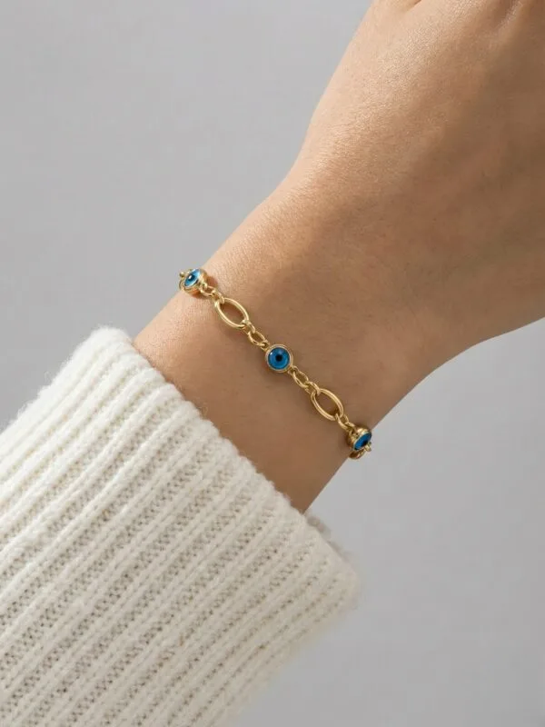 dörtlü mavi cam göz nazar bileklik modelimizin bilekte görünümü gösteren fotoğraf