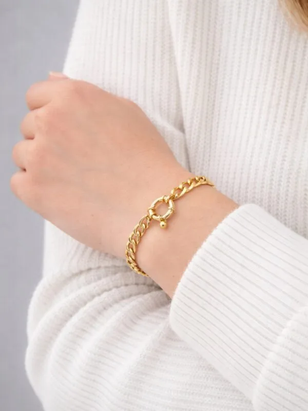 Kadın gümüş gurmet zincir bileklik modelimizin mankende duruşu