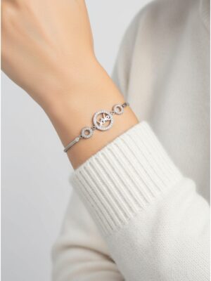 ingilizcede aşk anlamına gelen love yazılı zirkon taşlı kadın bileklik modelimizin beyaz kazaklı mankende duruşu