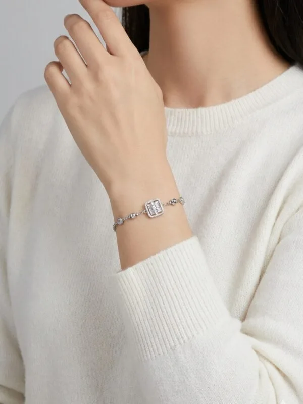 Alternative view of Küçük Zirkon Taşlarla Bezeli Kare Montür Bileklik