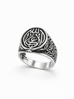Tek galip Allah'tır yazılı La Galibe İllallah gümüş yüzük modelimiz, Tamamen 925 ayar gümüşten üretilen bu model dini motiflere ilgi duyanlar için oldukça iyi bir tercihtir.