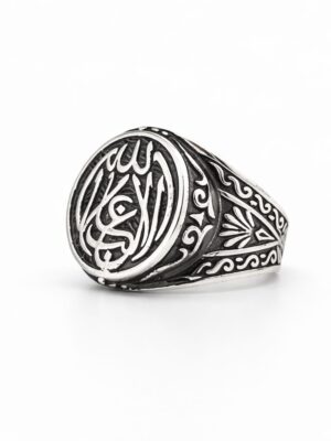 La Galibe İllallah erkek yüzük modelinin kol detaylarını gösteren fotoğraf