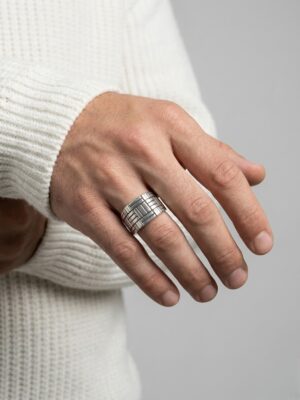 sade geometrik desenli gümüş yüzük detay