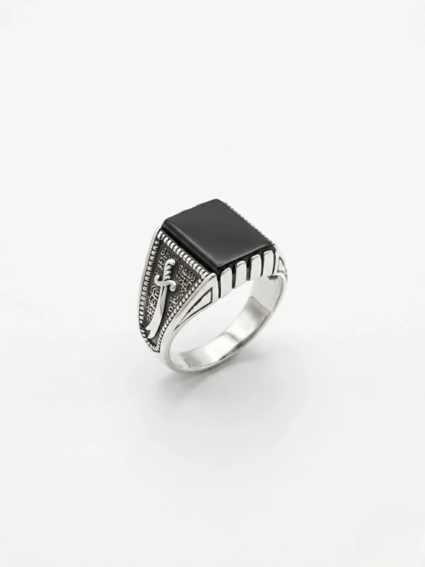 kare siyah oniks taşlı kol detaylarında zülfikar kılıcı olan gümüş erkek yüzük