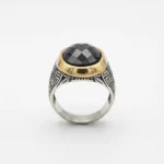 Sarı Montür Üzerinde Siyah Zirkon Taşlı Gümüş Yüzük