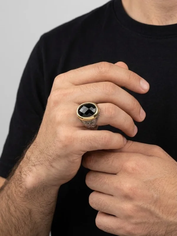 Sarı montür üzeri siyah taşlı gümüş yüzük modeli erkekte duruşu