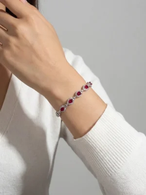 Kırmızı damla gümüş bileklik bilekte duruşu