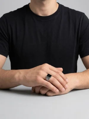 siyah oniks taşlı zülfikar desenli küçük yüzüğün erkekte duruşu