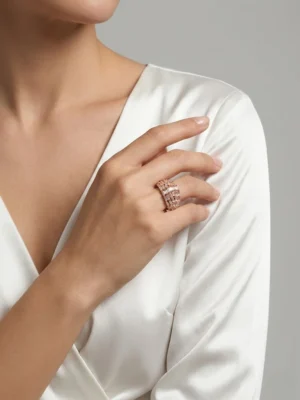 Özel tasarım yüzük kadın mankende duruşu