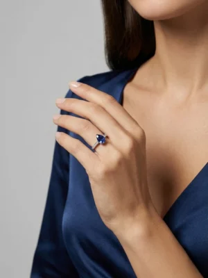 Pırlanta model safir taşlı yüzük kadın mankende duruşu