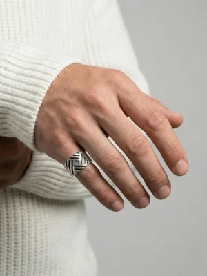 siyah çizgili geometrik erkek yüzük serçe parmak görünümü