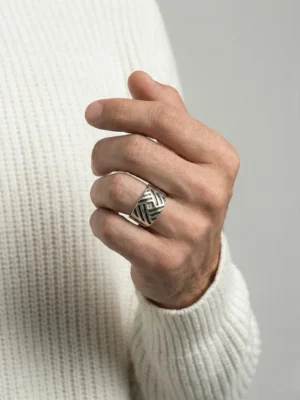 siyah çizgi desenli gümüş yüzük erkekte duruşu