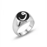 Siyah Zemin Üzerine Vav Harfi Desenli Gümüş Yüzük