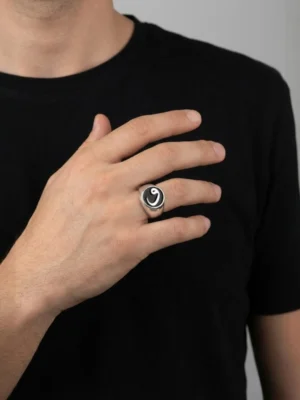 Vav harfli gümüş yüzüğün erkek elinde duruşu