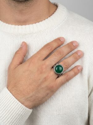 yeşil akik taşlı erkek yüzük mankende duruşu