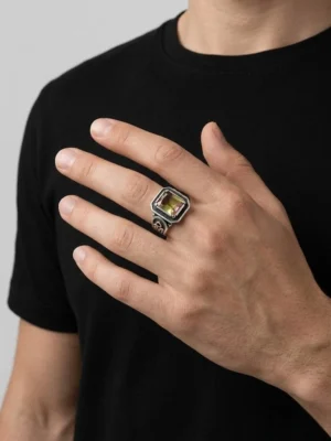 Renk değiştiren zultanit taşlı yüzük elde duruşu